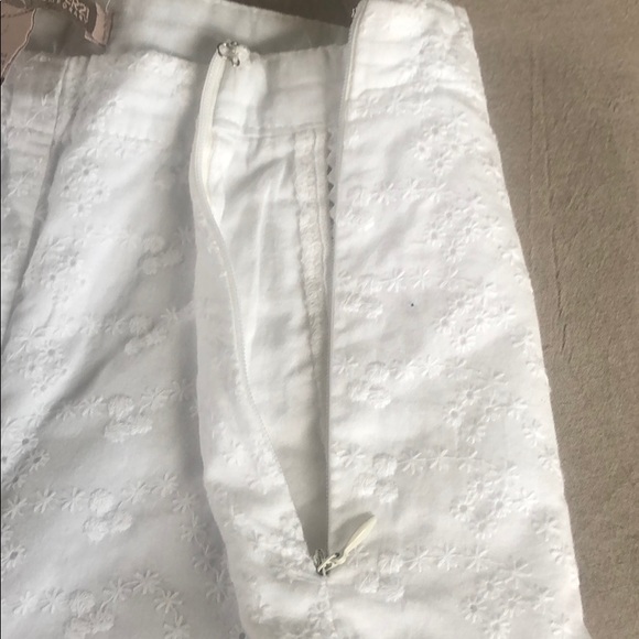 White, eyelet shorts with side zipper. - Picture 3 of 4